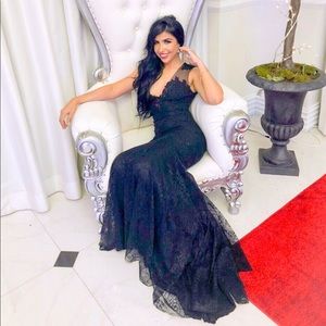 Monique Lhuillier gown in delicate Chantilly lace